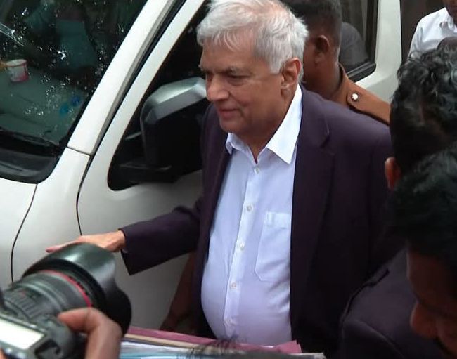 රනිල් වික්‍රමසිංහ කොටුව මහේස්ත්‍රාත් අධිකරණයට රැගෙන එයි.