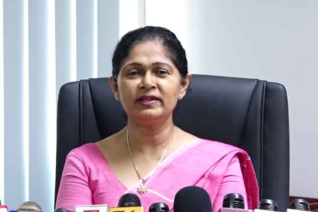 ශිෂ්‍යත්වය ලියු දරුවන්ට පාඩුවේ ඉන්න දෙන්න. විභාග කොමසාරිස්වරිය දෙමාපියන්ට කියයි. 